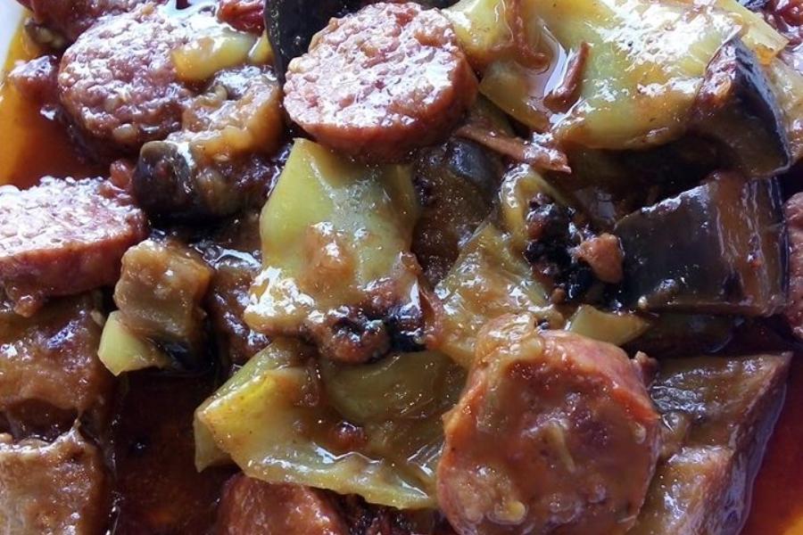 Υπέροχο σπετσοφάι με λουκάνικα και μελιτζάνες! Υπέροχο σπετσοφάι με λουκάνικα και μελιτζάνες!