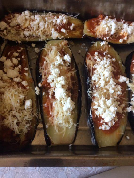 Συνταγή για μελιτζάνες στον φούρνο με σάλτσα και τυριά!