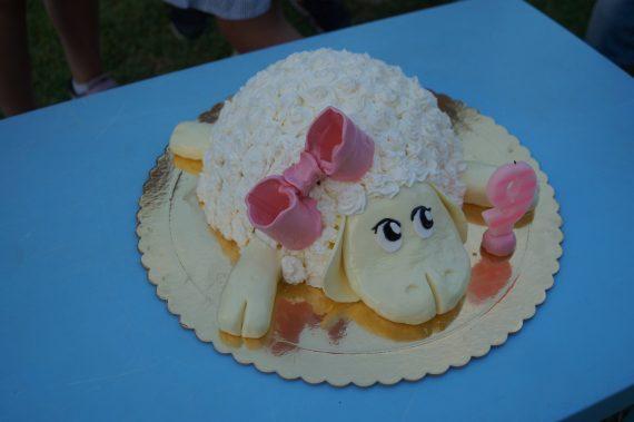 Υπέροχη τούρτα "προβατάκι" για το παιδικό party!