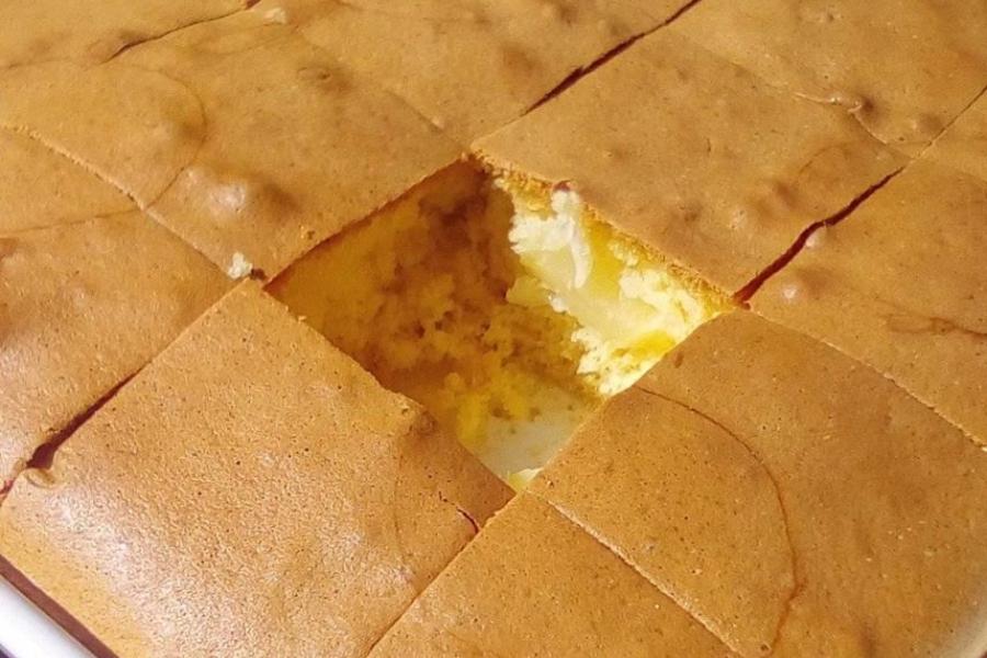 Κέικ αφρός, γεμιστό με κομμάτια ανανά χωρίς βούτυρο