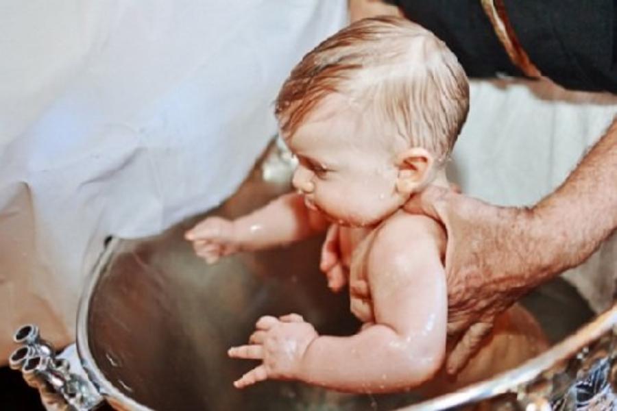 Βαφτίσατε πρόσφατα το παιδί σας; Πότε να το κάνετε μπάνιο & που να ρίξετε τα νερά!