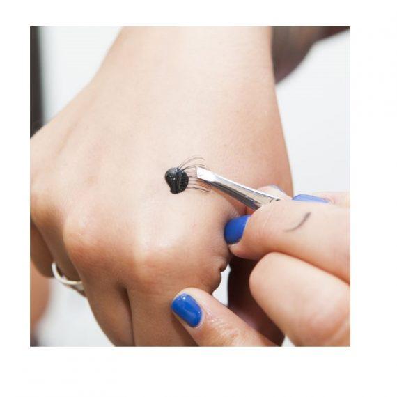 Πως θα κάνεις τις βλεφαρίδες σου να μοιάζουν με extensions βλεφαρίδων από το σπίτι; Δες τον τρόπο βήμα βήμα