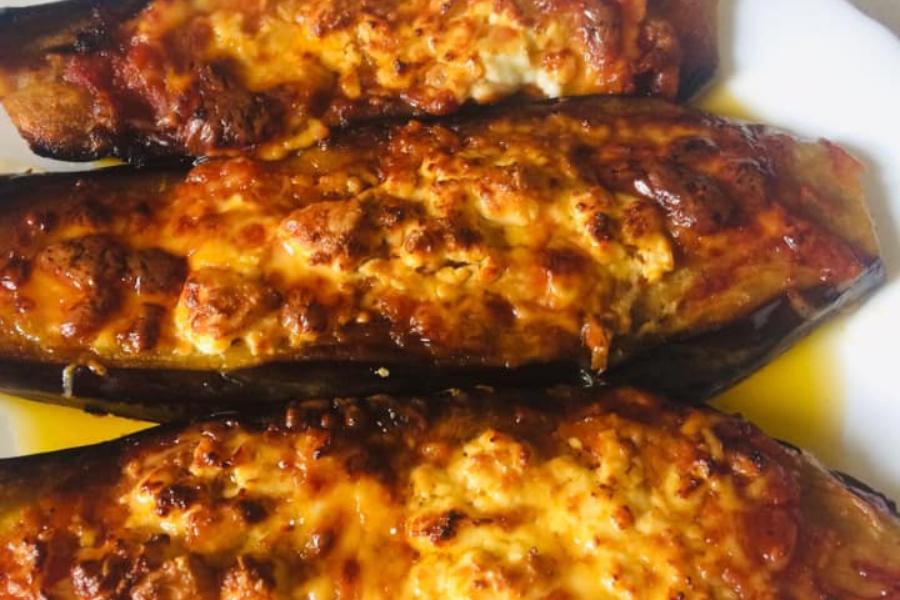 Συνταγή για μελιτζάνες στον φούρνο με σάλτσα και τυριά!
