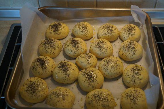 Συνταγή για στρογγυλά ψωμάκια για hot dogs & burgers από τον Άκη Πετρετζίκη!