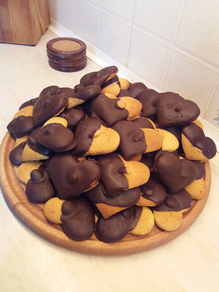 Μπισκότα αμυγδάλου με κουβερτούρα σε σχήμα καρδιά!