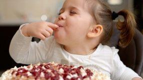 Πως μπορούμε να ελαττώσουμε τα γλυκά από την διατροφή των παιδιών μας; Παιδίατρος συμβουλεύει