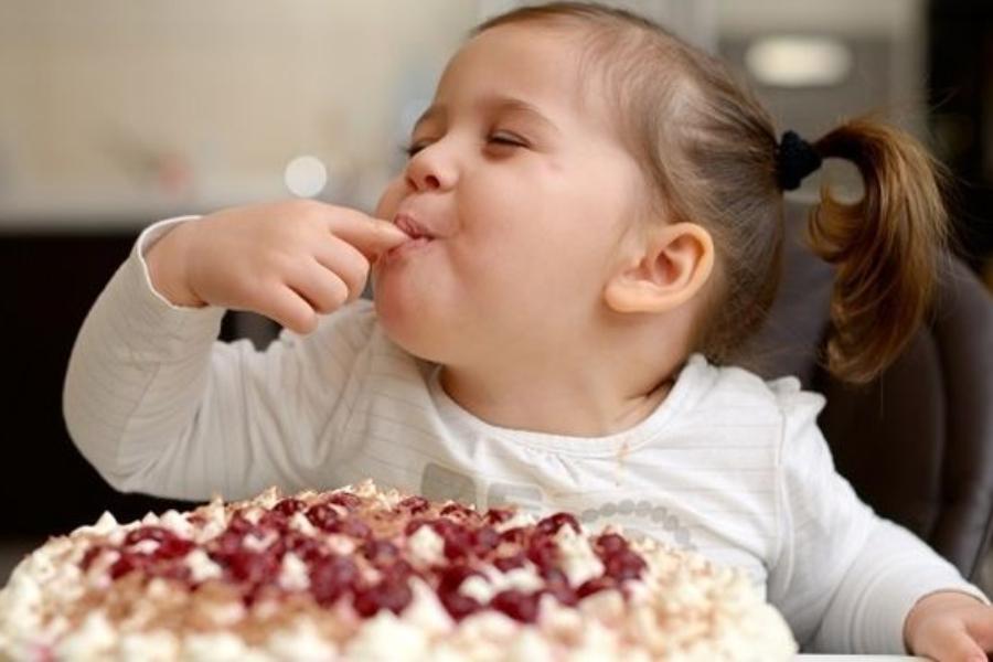 Πως μπορούμε να ελαττώσουμε τα γλυκά από την διατροφή των παιδιών μας; Παιδίατρος συμβουλεύει