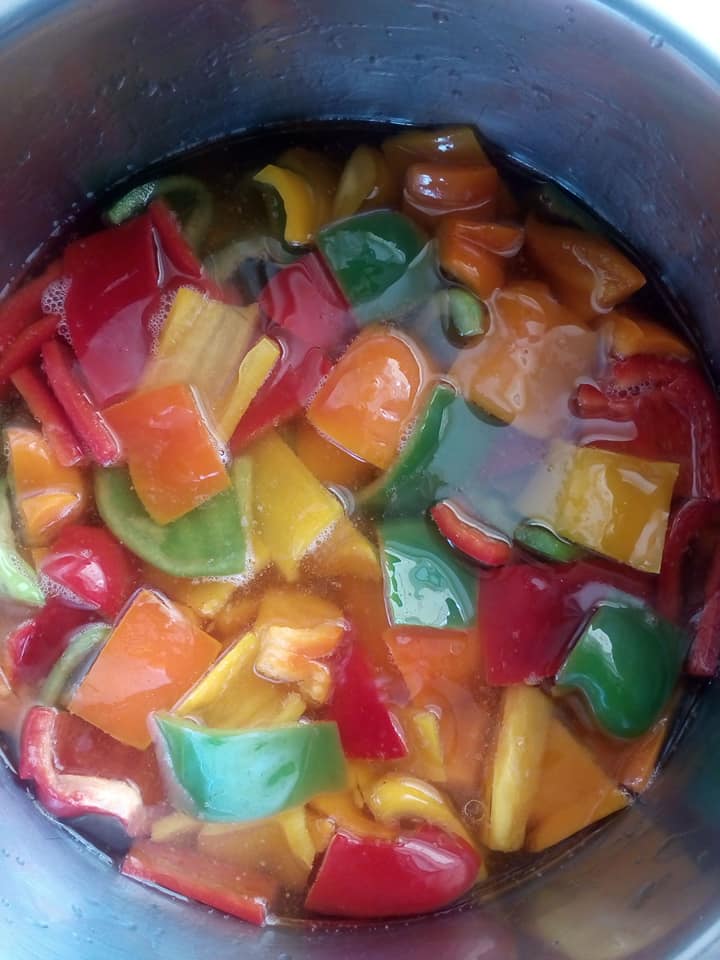 σπιτικό τουρσί από πολύχρωμες πιπεριές 