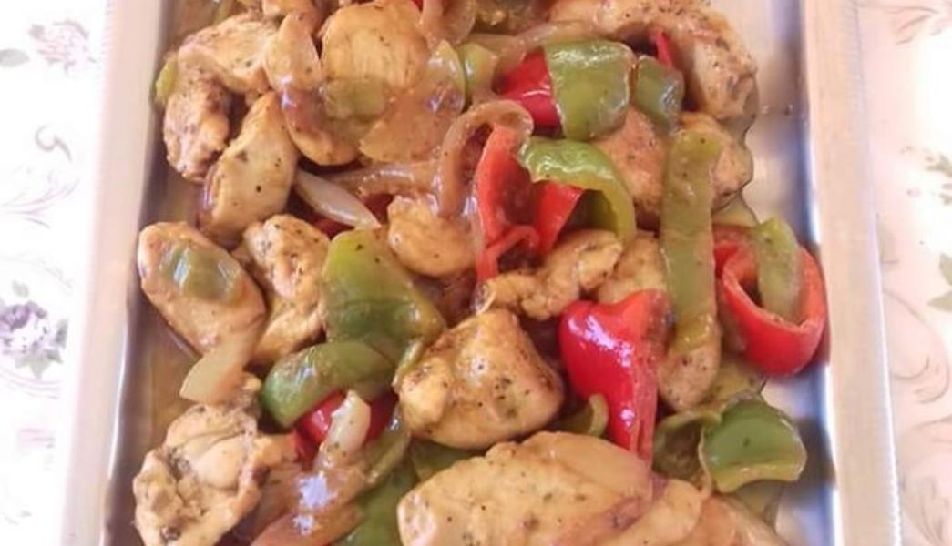 Συνταγή για ζουμερή τηγανιά κοτόπουλου με πιπεριές