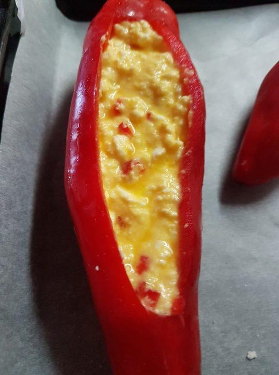 Κόκκινες πιπεριές στο φούρνο με κατσικίσιο τυρί