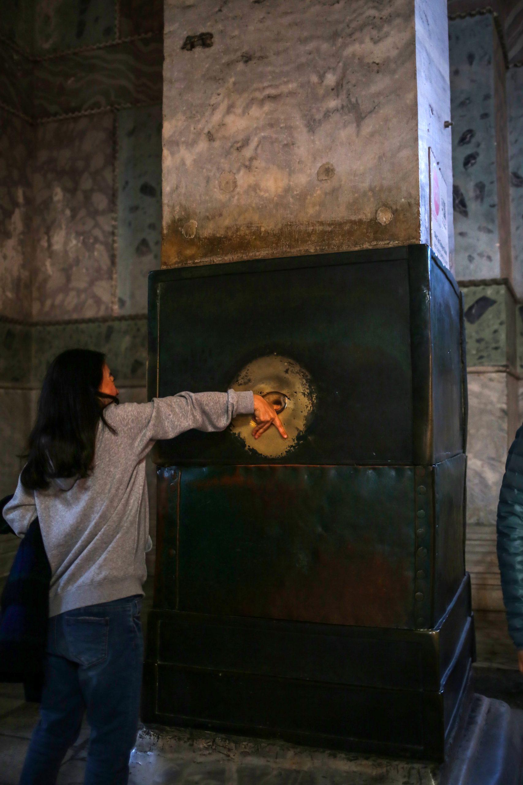 Η «δακρύζουσα κολώνα» στην Αγία Σοφία: Χριστιανοί & Μουσουλμάνοι την θεωρούν θαυματουργή! Ποια είναι η ιστορία της;