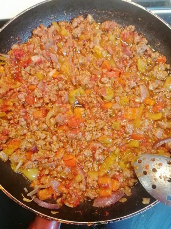 Συνταγή για σουφλέ λαχανικών με κιμά & λιωμένα τυριά!