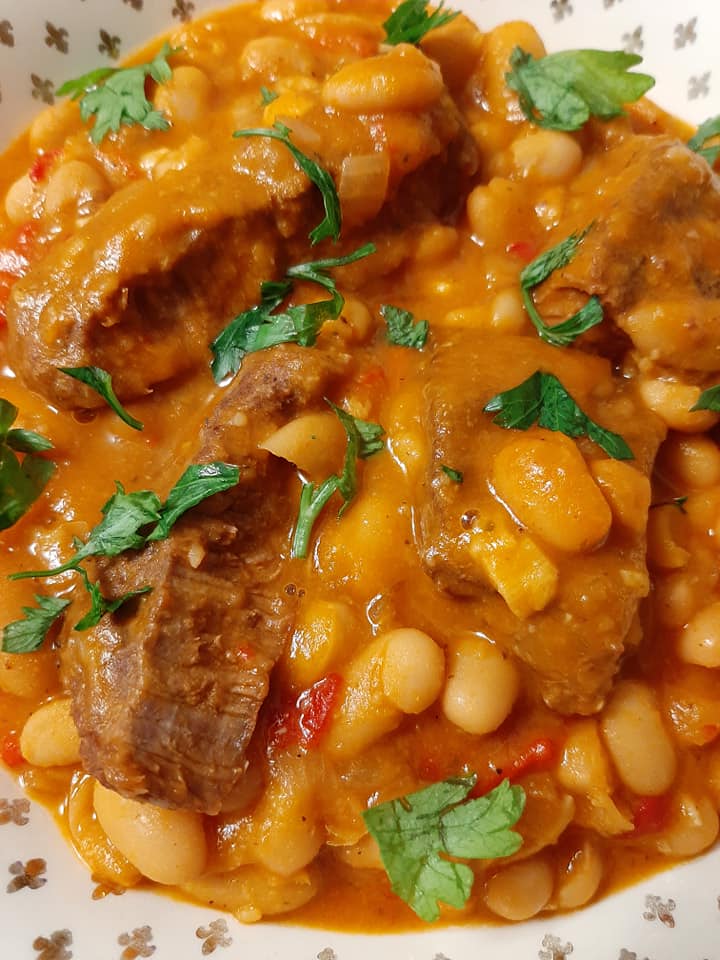 Μοσχάρι με φασόλια και πιπεριές