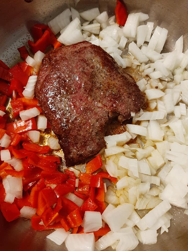 Μοσχάρι με φασόλια και πιπεριές