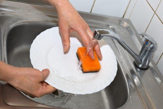 6 έξυπνα κόλπα που θα κάνουν το πλύσιμο πιάτων στο χέρι πιο εύκολο από ποτέ!