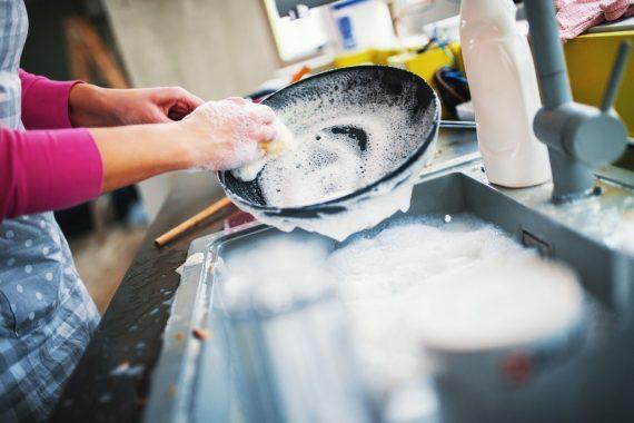 6 έξυπνα κόλπα που θα κάνουν το πλύσιμο πιάτων στο χέρι πιο εύκολο από ποτέ!