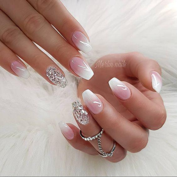 Milky nails: Το πιο σικ και διακριτικό χρώμα στα νύχια για τον Αύγουστο του 2020!