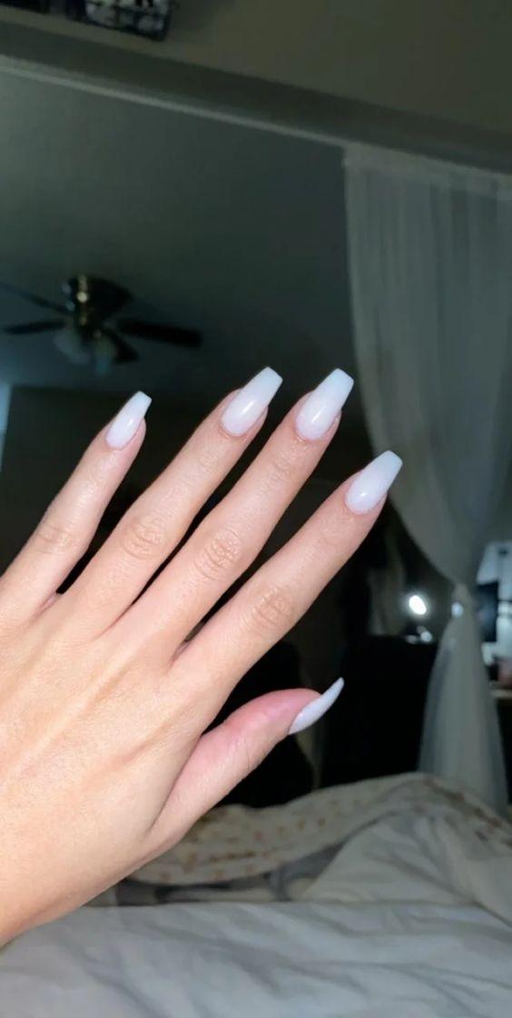 Milky nails: Το πιο σικ και διακριτικό χρώμα στα νύχια για τον Αύγουστο του 2020!