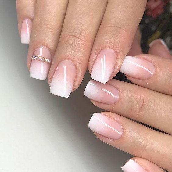Milky nails: Το πιο σικ και διακριτικό χρώμα στα νύχια για τον Αύγουστο του 2020!