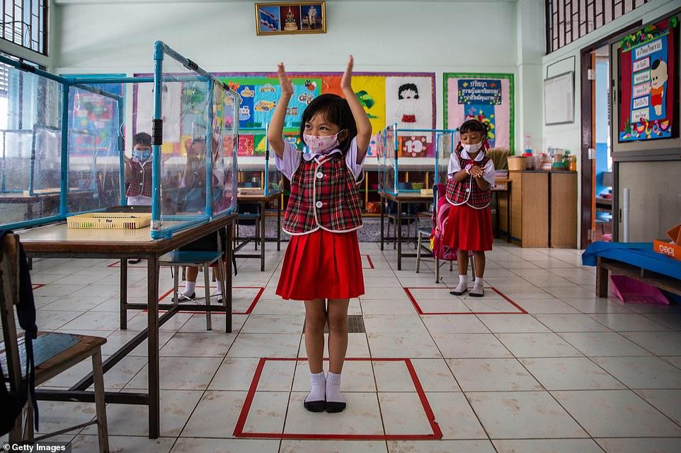 Κορονοϊός: Πλαστικά κουβούκλια & μάσκες στις τάξεις-Πόσο ακόμη θα υποφέρουν τα παιδιά;