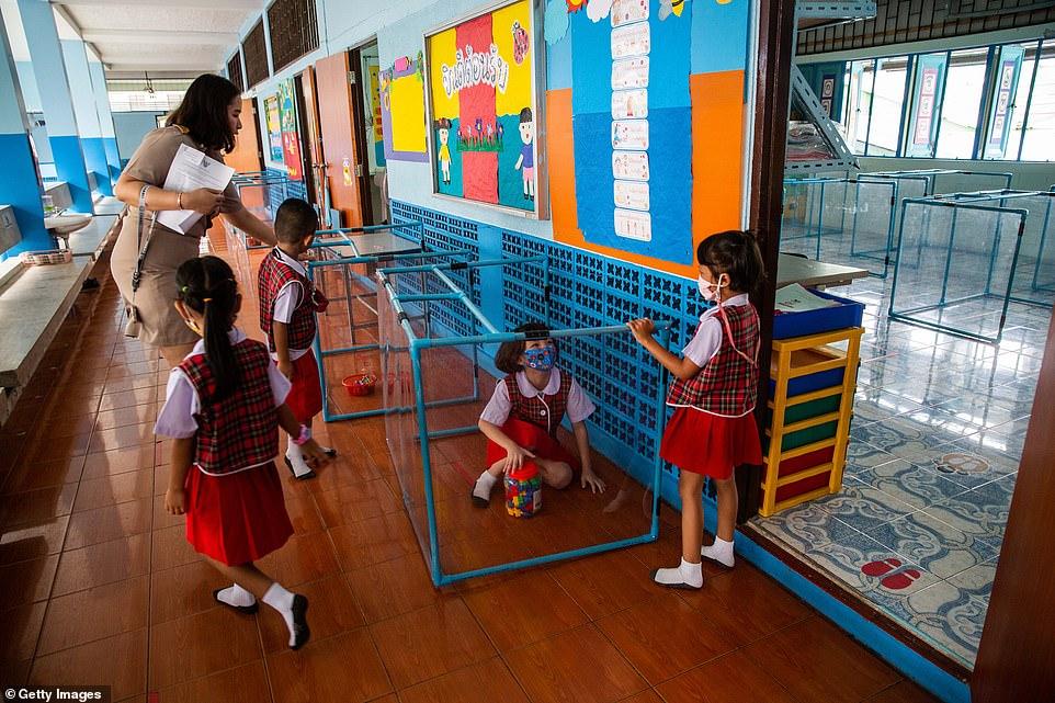 Κορονοϊός: Πλαστικά κουβούκλια & μάσκες στις τάξεις-Πόσο ακόμη θα υποφέρουν τα παιδιά;