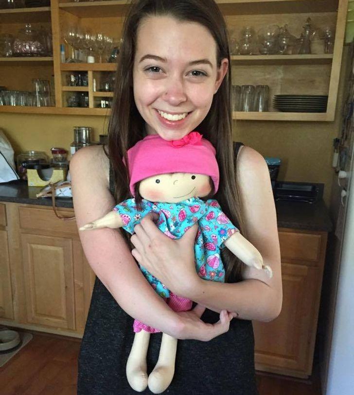 Μαμά φτιάχνει κούκλες που μοιάζουν με παιδιά με ειδικές δεξιότητες & χαρίζει τα πιο όμορφα χαμόγελα