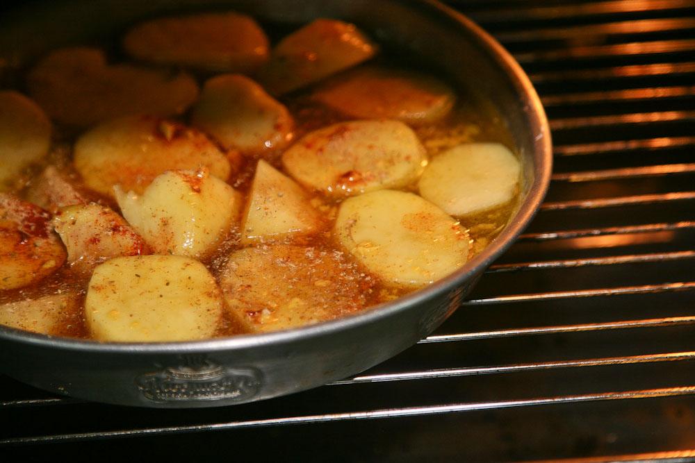 Μαρινάδα για πατάτες φούρνου:Η συνταγή για τις πιο μελωμένες και μαλακές πατάτες φούρνου