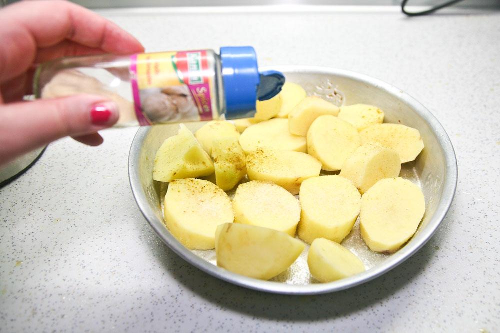 Μαρινάδα για πατάτες φούρνου:Η συνταγή για τις πιο μελωμένες και μαλακές πατάτες φούρνου
