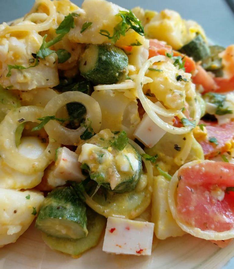 Δροσιστική καλοκαιρινή πατατοσαλάτα με κολοκυθάκια, αυγά & λαχανικά