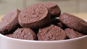 Συνταγή ζαχαροπλαστείου για τα πιο εύκολα και κλασικά μπισκότα με κακάο