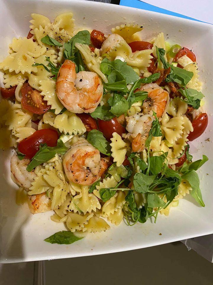 Καλοκαιρινή σαλάτα ζυμαρικών με απολαυστικές γαρίδες!