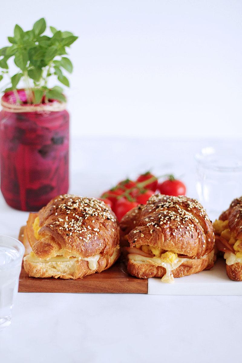 Αλμυρό κρουασάν με γαλοπούλα, τυρί έμενταλ & αυγά σκραμπλ!