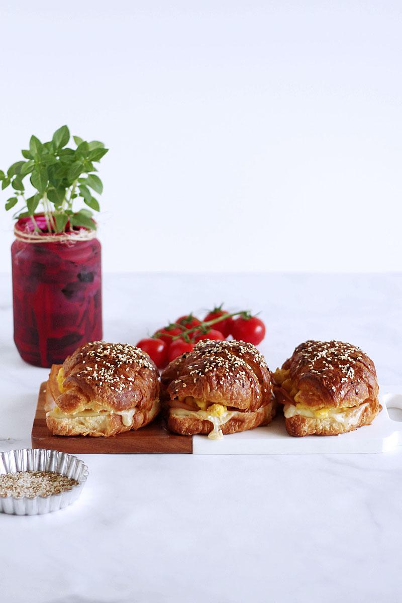 Αλμυρό κρουασάν με γαλοπούλα, τυρί έμενταλ & αυγά σκραμπλ!