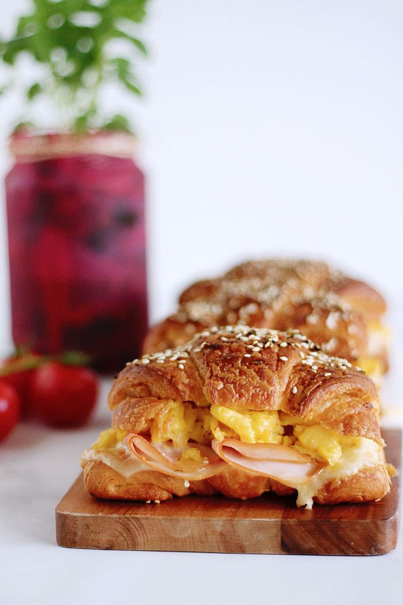 Αλμυρό κρουασάν με γαλοπούλα, τυρί έμενταλ & αυγά σκραμπλ!