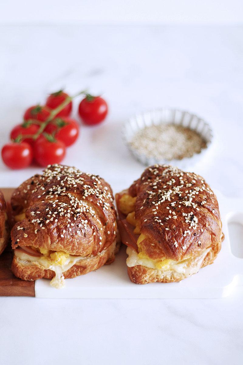 Αλμυρό κρουασάν με γαλοπούλα, τυρί έμενταλ & αυγά σκραμπλ!