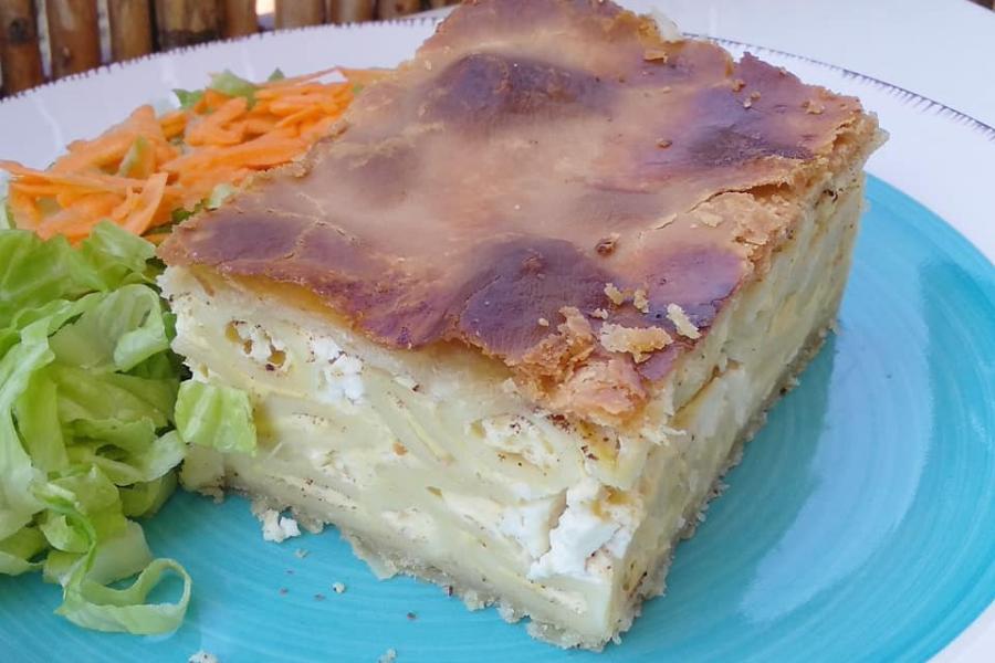 Χωριάτικη πίτα με μακαρόνια & μπόλικο τυρί!