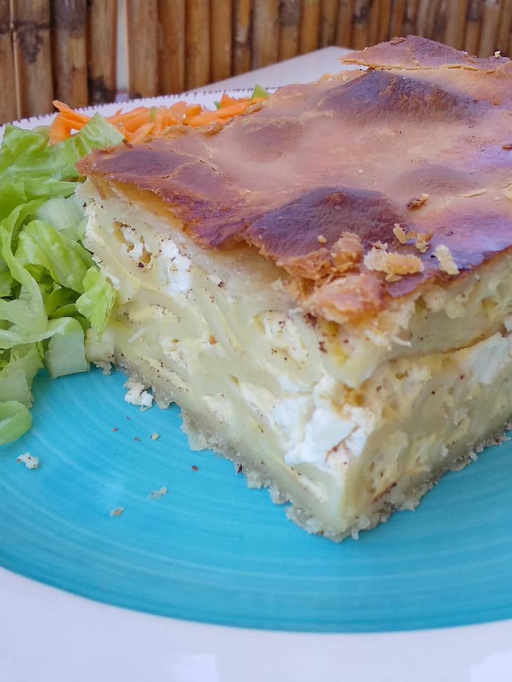 Χωριάτικη πίτα με μακαρόνια & μπόλικο τυρί!