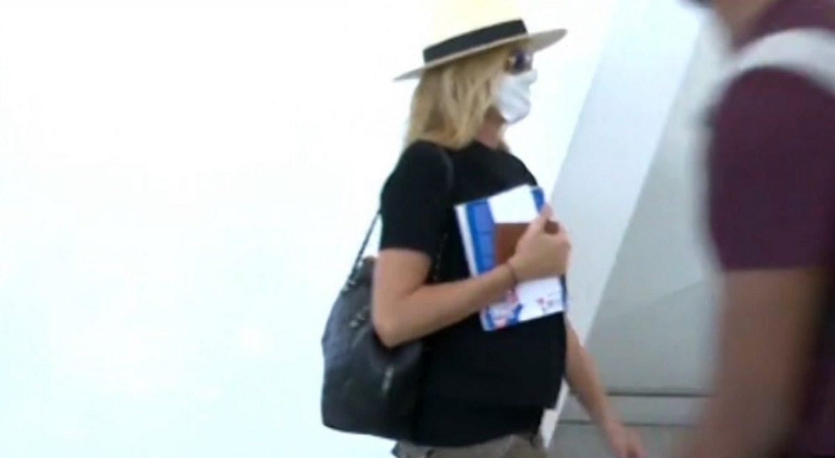 Tζένη Μπαλατσινού: Η δημοσιά εμφάνιση με μάσκα και καπέλο στο αεροδρόμιο Βίντεο