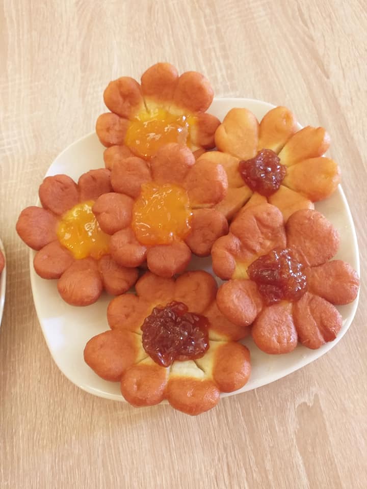 Μπισκότα Fried Flowers σκέτη γλύκα! Με μαρμελάδα της αρεσκείας μας!