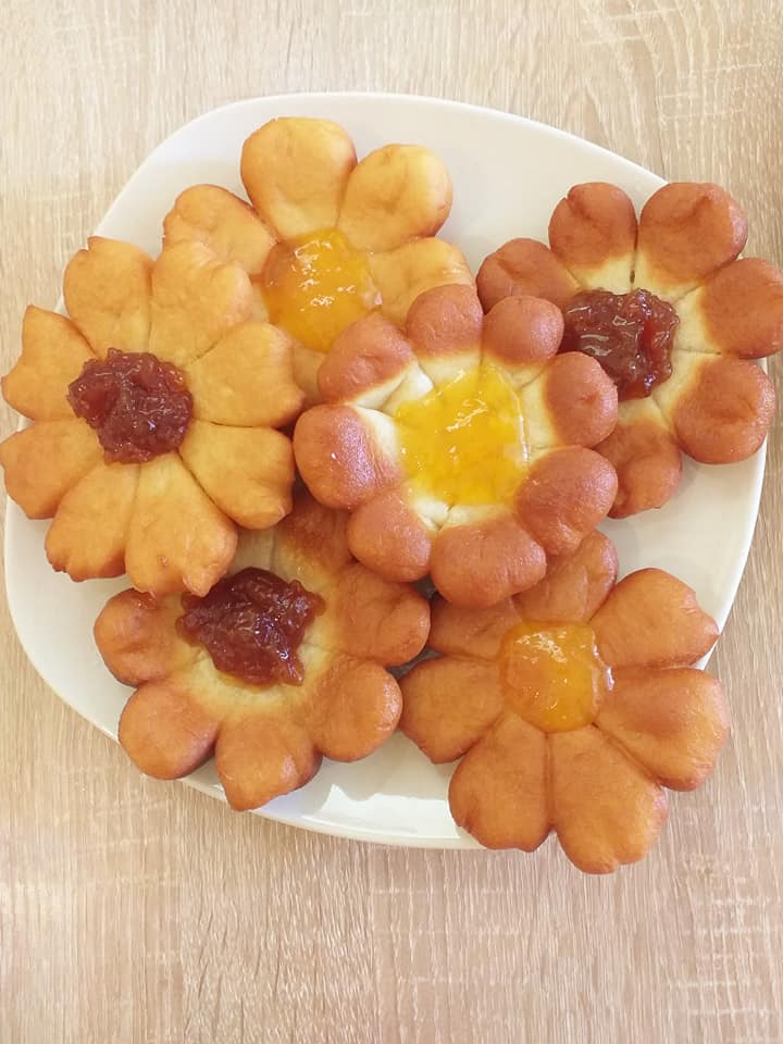 Μπισκότα Fried Flowers σκέτη γλύκα! Με μαρμελάδα της αρεσκείας μας!