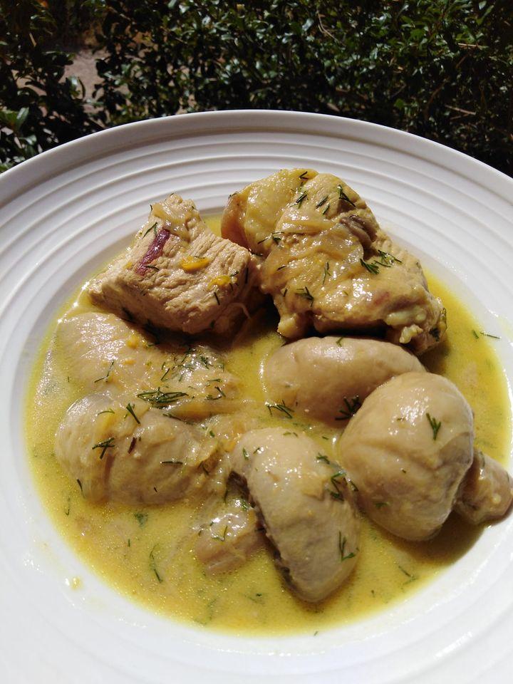 Χοιρινό που λιώνει στο στόμα με μανιτάρια αυγολέμονο