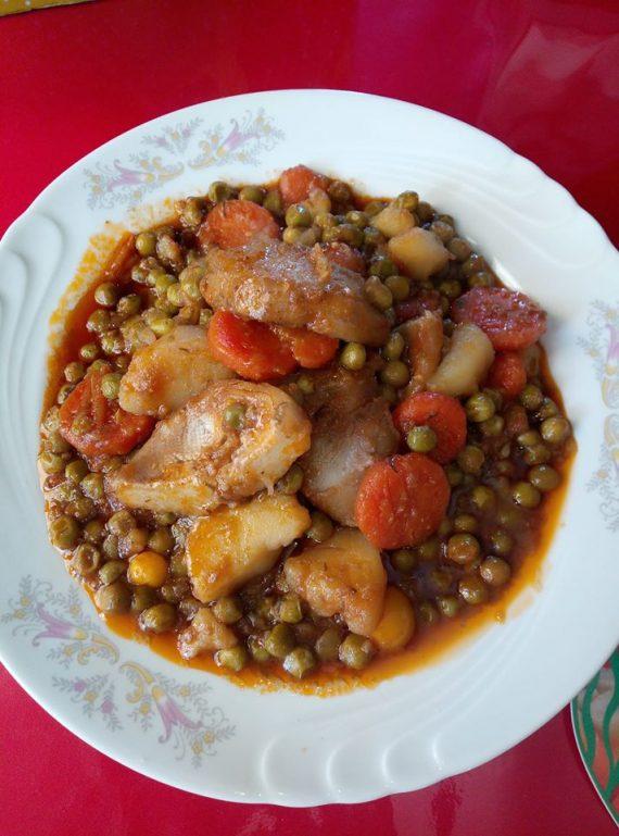 Αρακάς κοκκινιστός με αγκινάρες καρότα και πατάτες