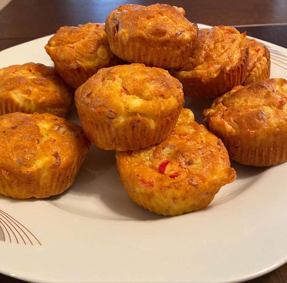 Αλμυρά μάφινς με γιαούρτι, τυρί και αλλαντικά