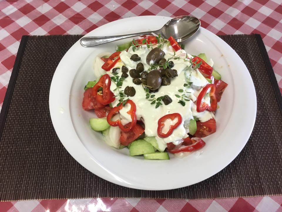 Καλυμνιώτικη δροσιστική σαλάτα με σως φέτας