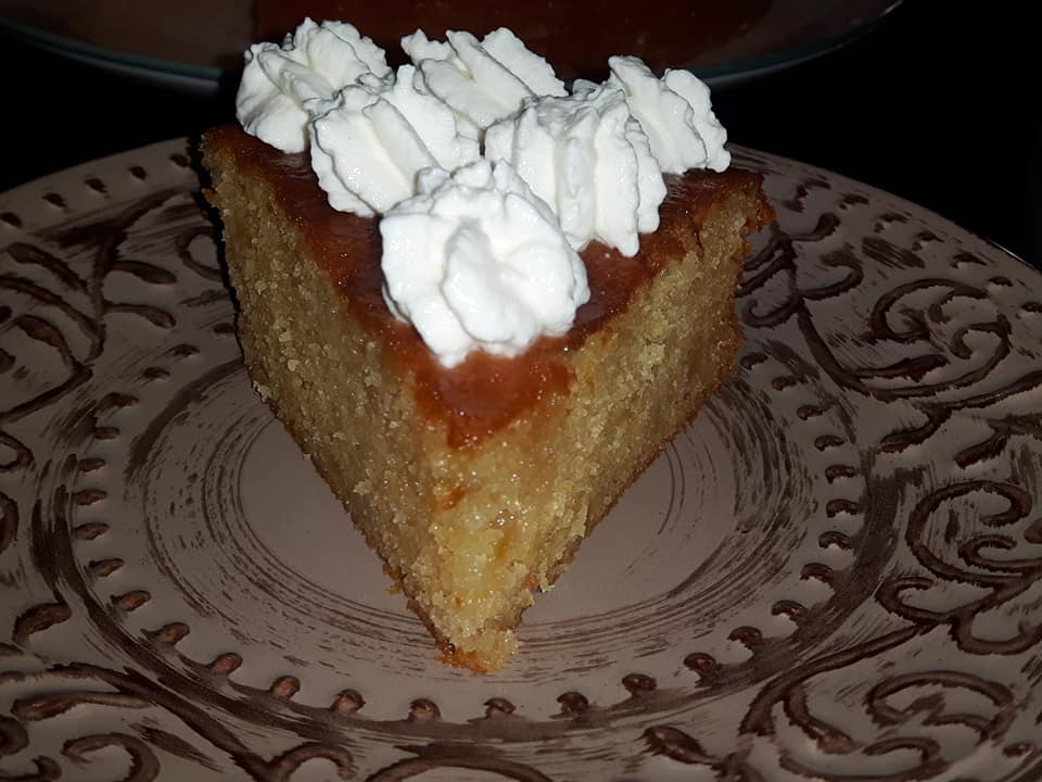 Πεντανόστιμο αφράτο & σιροπιαστό κέικ με σύκα