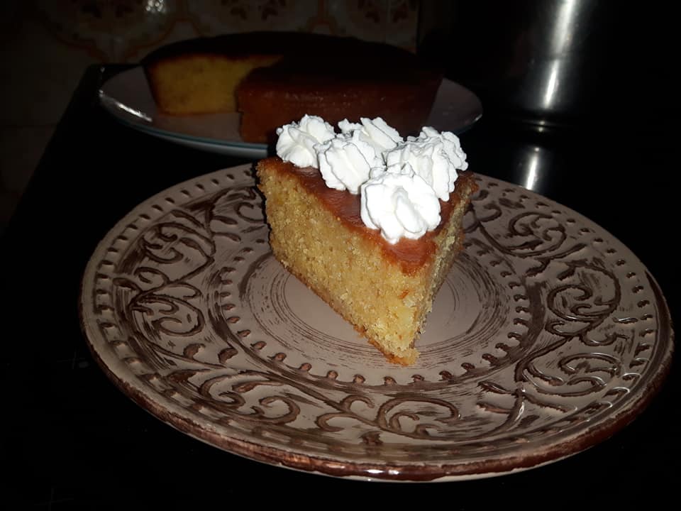 Πεντανόστιμο αφράτο & σιροπιαστό κέικ με σύκα