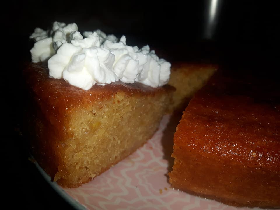 Πεντανόστιμο αφράτο & σιροπιαστό κέικ με σύκα