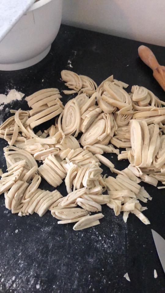 Υβριστόν ή εβριστόν: Η παραδοσιακή συνταγή ζυμαρικών που μοιάζουν με χυλοπίτες