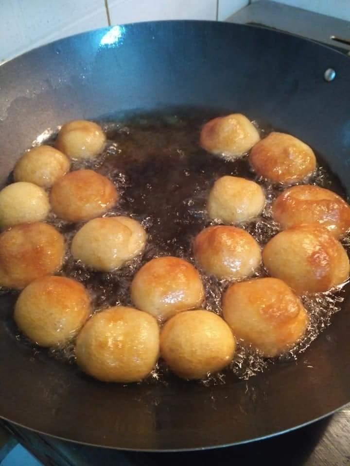 Πεντανόστιμοι λουκουμάδες: Τραγανοί απέξω και πολύ αφράτοι από μέσα