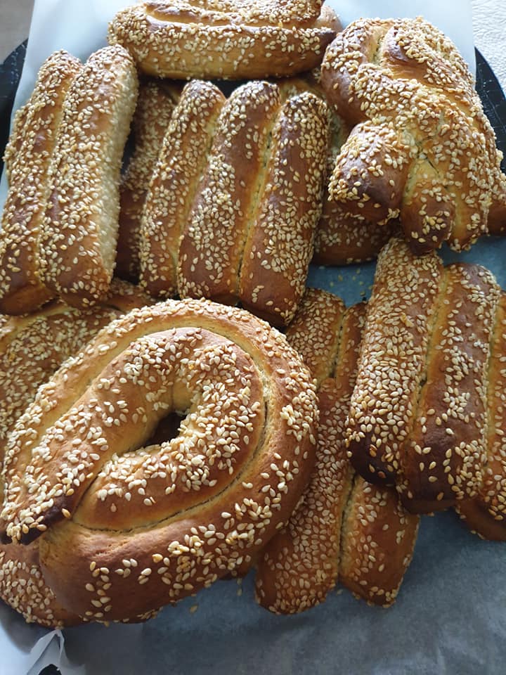 Γευστικά χωριάτικα κουλούρια με μαγιά και σουσάμι!